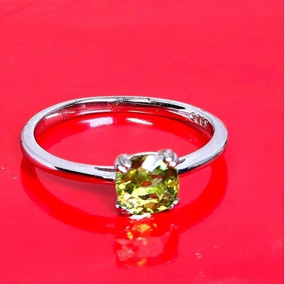 925 Sterling Silver Ring SZ 8.5 with Natural Peridot Gemstone - Picture 6 of 10